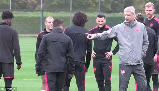 Wenger và Sanchez cư xử "lạ" trên sân tập: Tờ Mail vừa hé lộ đoạn video HLV Arsene Wenger và ngôi sao Alexis Sanchez có tình huống cư xử "lạ" trên sân tập chuẩn bị cho Europa League. Ảnh: Mail