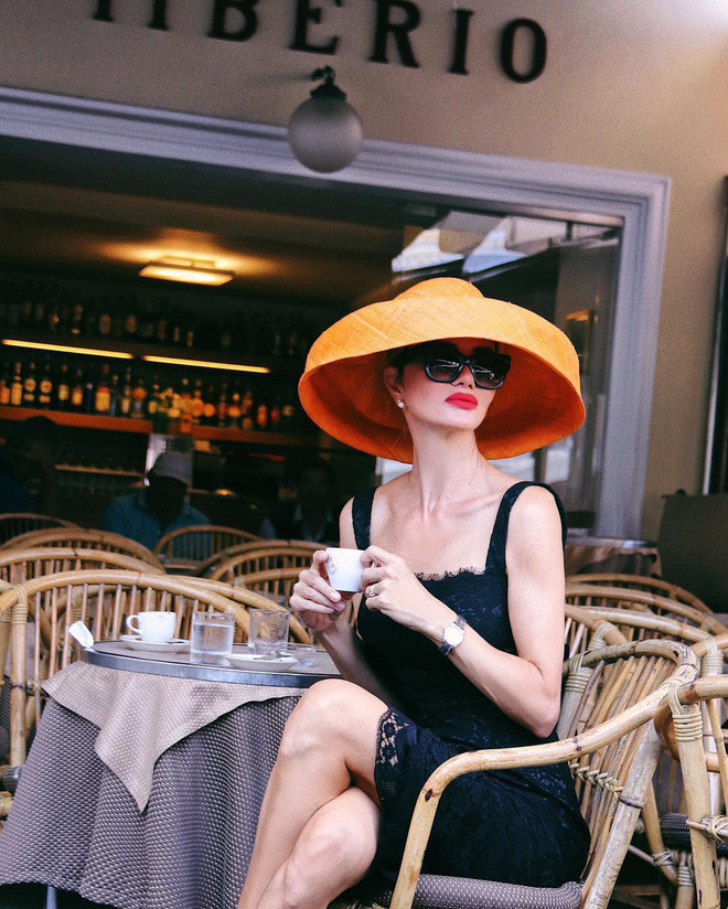 Zaklina đã có con gái 29 tuổi và 2 cô cháu gái lớn nhưng xét cả về ngoại hình lẫn phong cách thì cô ấy vẫn hơn đứt nhiều cô gái trẻ.