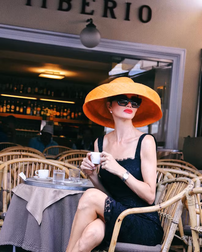 Zaklina đã có con gái 29 tuổi và 2 cô cháu gái lớn nhưng xét cả về ngoại hình lẫn phong cách thì cô ấy vẫn hơn đứt nhiều cô gái trẻ.