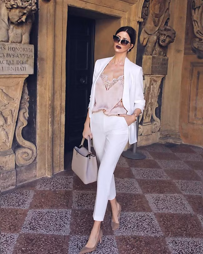 Zaklina hiện đang là một blogger thời trang khá nổi tiếng ở Italia với tài khoản Instagram có hơn 453 nghìn người theo dõi.