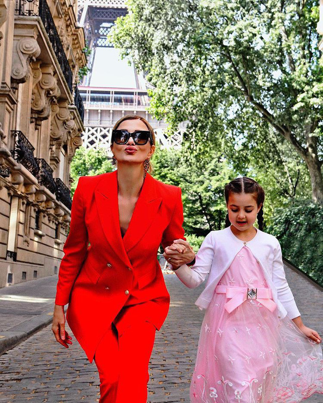 Thêm vào đó, cô Zaklina còn có gu thời trang tinh tế, thanh lịch thu hút được mọi ánh nhìn mỗi khi sải bước trên phố.