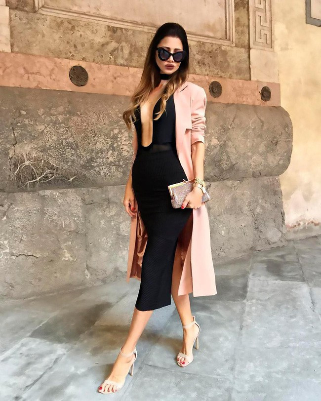  Bà ngoại 48 tuổi dù đã qua 2 lần sinh nở nhưng vẫn giữ được vóc dáng chuẩn mực không thua kém người mẫu.