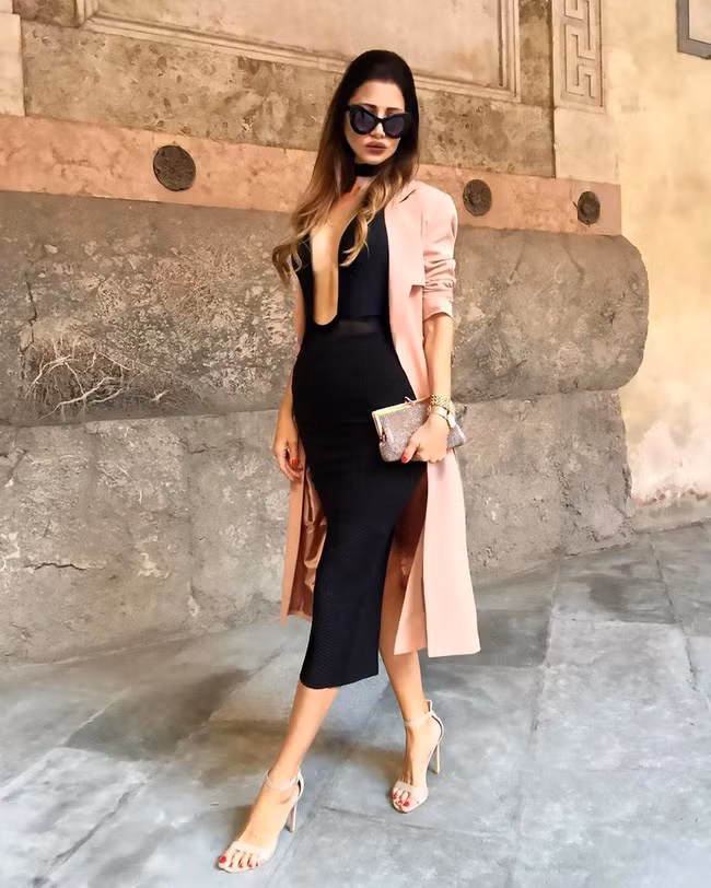  Bà ngoại 48 tuổi dù đã qua 2 lần sinh nở nhưng vẫn giữ được vóc dáng chuẩn mực không thua kém người mẫu.