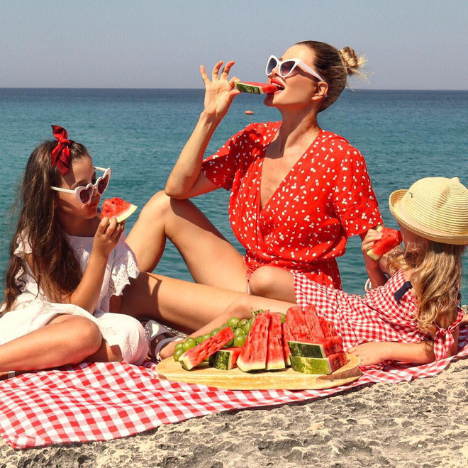 Trong những bức ảnh của mình, Zaklina cũng nhiều lần xuất hiện cùng 2 cô cháu ngoại xinh xắn.