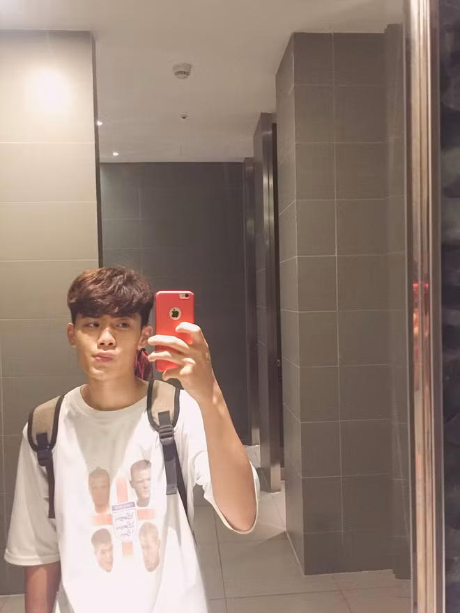 Cậu bạn sinh năm 2002 tiết lộ thêm từ khi hình ảnh của mình được đăng tải lên trang dành cho những chàng trai có ngoại hình đẹp, lượt follow trên Faebook của mình đã tăng lên.