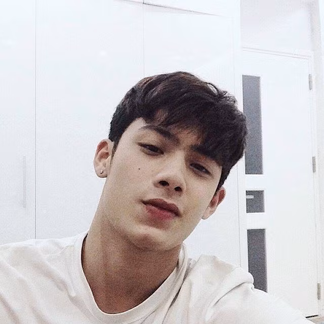 Phạm Hiếu tên đầy đủ là Phạm Trung Hiếu sinh năm 2002 vừa qua là một trong những gương mặt thời gian qua được chú ý nhờ loạt ảnh body nóng bỏng với cơ bụng 6 múi cuồn cuộn.