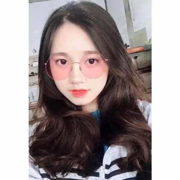 Sở hữu gương mặt tròn bầu bĩnh, dễ thương, đôi môi đỏ chúm chím và đôi mắt to, Thúy Hằng nhanh chóng chiếm được vị trí trong lòng cộng đồng mạng bằng những bức ảnh trên trang cá nhân của mình.