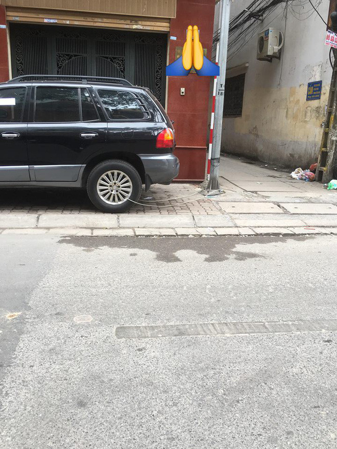 Mới đây trên mạng xã hội, hình ảnh bánh xe ô tô được xích lại một cách cẩn thận trên hè phố được tài khoản Facebook Nguyễn Trung đăng tải theo lời chia sẻ thế này: "Thời buổi này, cái gì cũng có thể mất được, cẩn thận cho chắc. Nhưng chủ xe khóa thế này thì em vào nhà kiểu gì?"