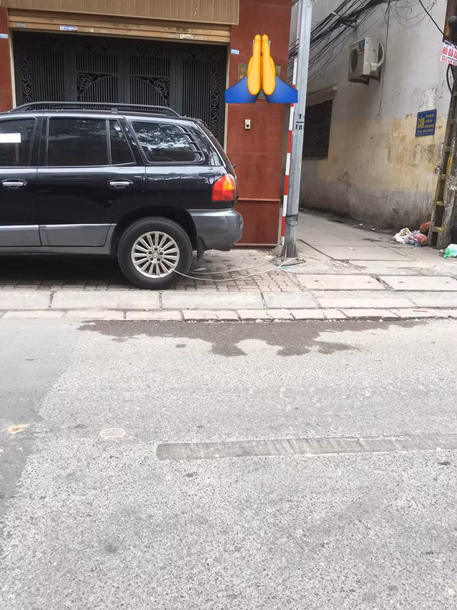 Mới đây trên mạng xã hội, hình ảnh bánh xe ô tô được xích lại một cách cẩn thận trên hè phố được tài khoản Facebook Nguyễn Trung đăng tải theo lời chia sẻ thế này: "Thời buổi này, cái gì cũng có thể mất được, cẩn thận cho chắc. Nhưng chủ xe khóa thế này thì em vào nhà kiểu gì?"