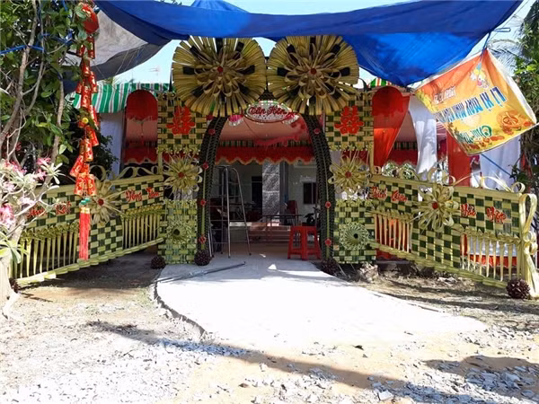 Nếu để so sánh giữa những chiếc cổng cưới của thời hiện đại được làm từ hoa nhựa, hạt pha lê hay hoa thật thì những cổng cưới lá dừa vẫn là thứ vô cùng đặc biệt.