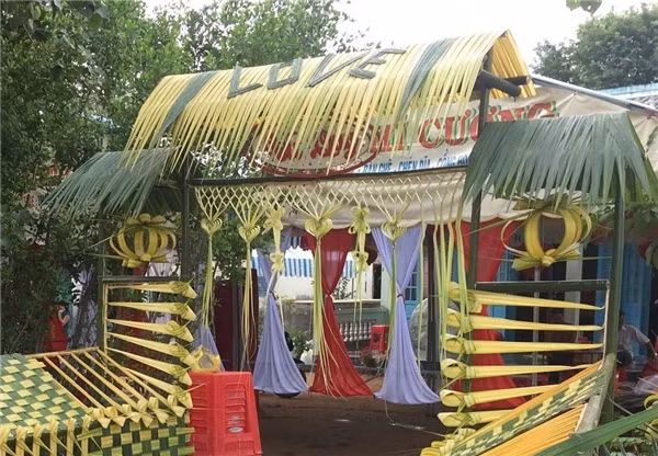 Cũng không quá khó, nguyên liệu sẵn có chỉ là hơi tốn công để dựng một chiếc cổng cưới bằng lá dừa cực đẹp và độc đáo. Ảnh sử dụng trong bài: Sưu tầm Facebook.