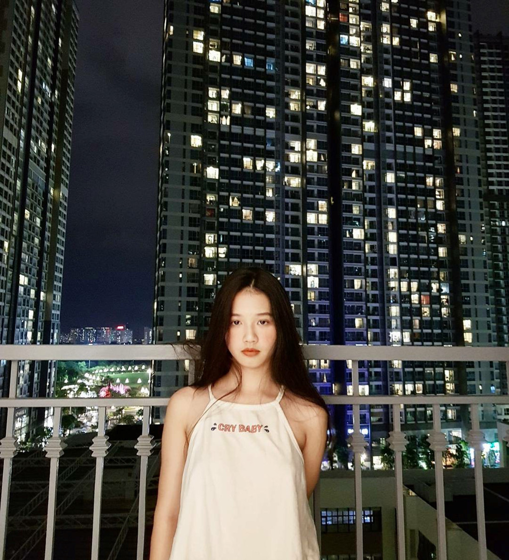 Hình ảnh mới nhất của Huyền My với phong cách trang điểm khác lạ và biểu cảm lạnh lùng hơn thường thấy.