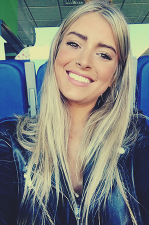 Bên cạnh việc học hành, cô bạn gái sao trẻ Real Madrid còn đảm nhiệm vai trò là người mẫu, diễn viên điện ảnh và kiêm ca sĩ.