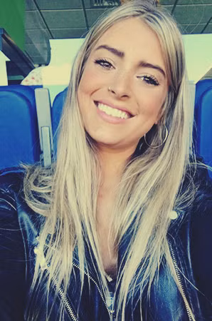 Bên cạnh việc học hành, cô bạn gái sao trẻ Real Madrid còn đảm nhiệm vai trò là người mẫu, diễn viên điện ảnh và kiêm ca sĩ.