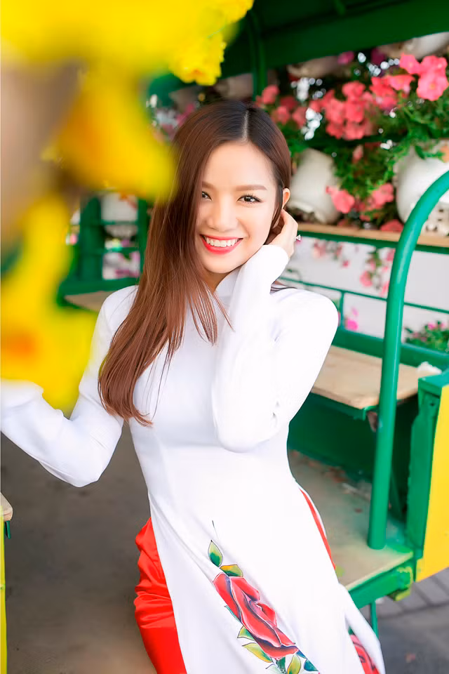 Bằng khuôn mặt xinh đẹp hòa nhập vào nắng xuân, hot girl Hạ Anh khiến nhiều người phải ngả nghiêng ngắm nhìn mình.