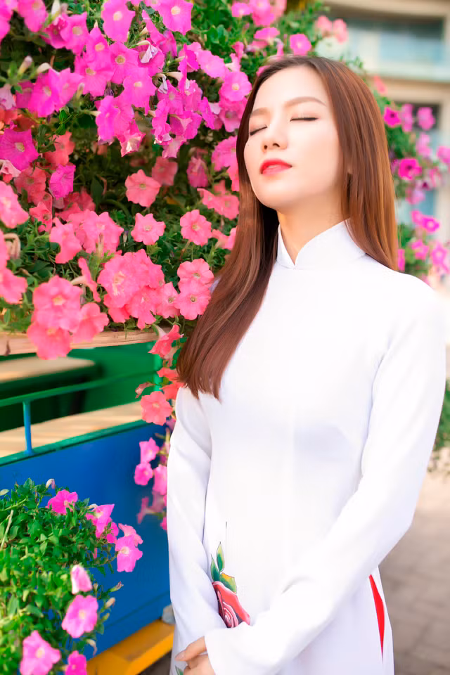 Chào đón xuân mới 2016, Lê Hạ Anh đã quyết định thực hiện một bộ ảnh trong tà áo dài trắng nổi bật với họa tiết hoa hồng đỏ.