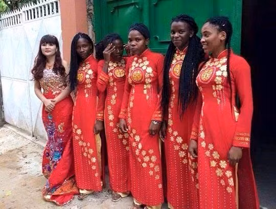 Thời gian trước đây, đám hỏi có những cô gái da màu diện trang phục áo dài truyền thống Việt trong một lễ ăn hỏi đã làm trung tâm bàn tán của cư dân mạng.