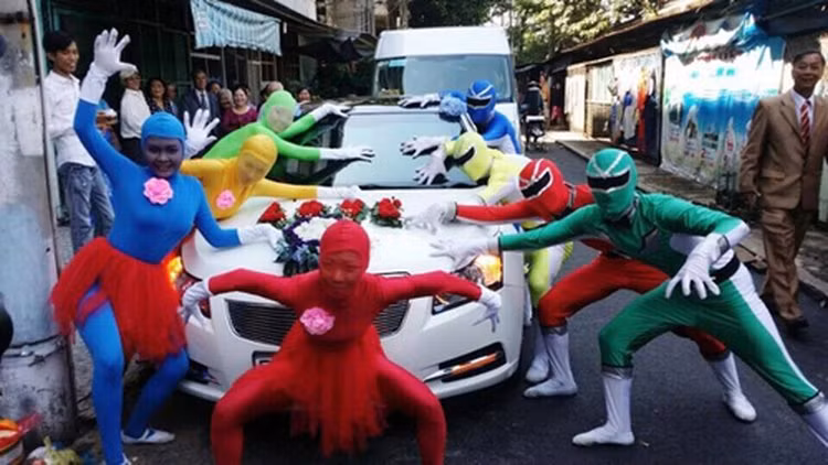 Ngoài việc nhờ những người bạn da màu đỡ tráp, nhiều cặp đôi muốn tạo điểm nhấn cho đám hỏi của mình đã mời cả những siêu nhân tới dự đám cưới và làm nhiệm vụ bưng lễ.