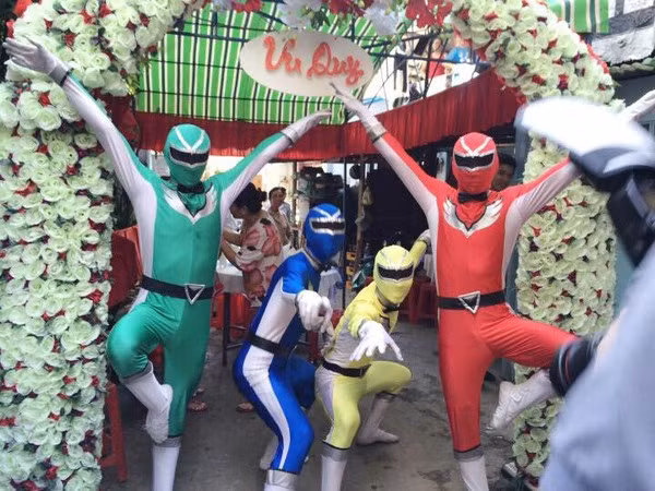 Cuối năm 2015, một đám cưới tại TP HCM đã mời đội hình bê tráp gồm tám người, bốn nam và bốn nữ. Đội nhà gái là siêu nhân nữ với váy bồng màu hồng, còn đội hình nhà trai là siêu nhân mặc áo liền quần.