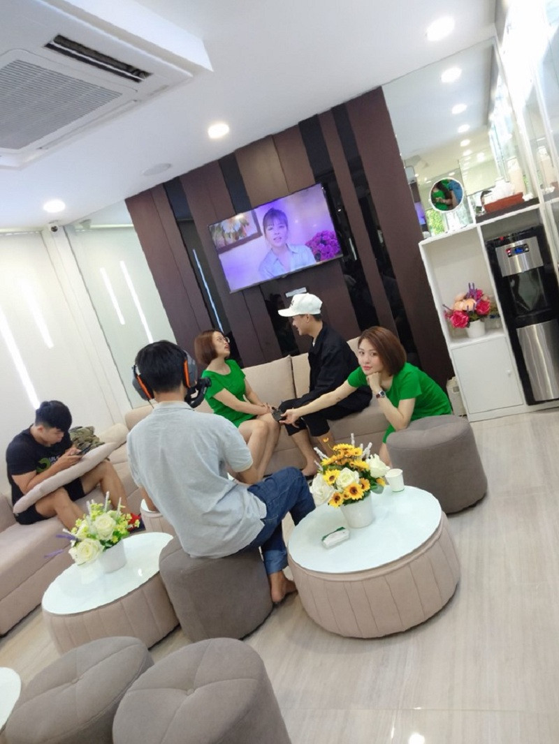 Mới đây, trên trang cá nhân của mình, hot girl World Cup - Đỗ Thị Trâm Anh cho đăng những hình ảnh cuộc sống của mình hiện tại trong vai trò là MC cho một thẩm mỹ viện nổi tiếng.