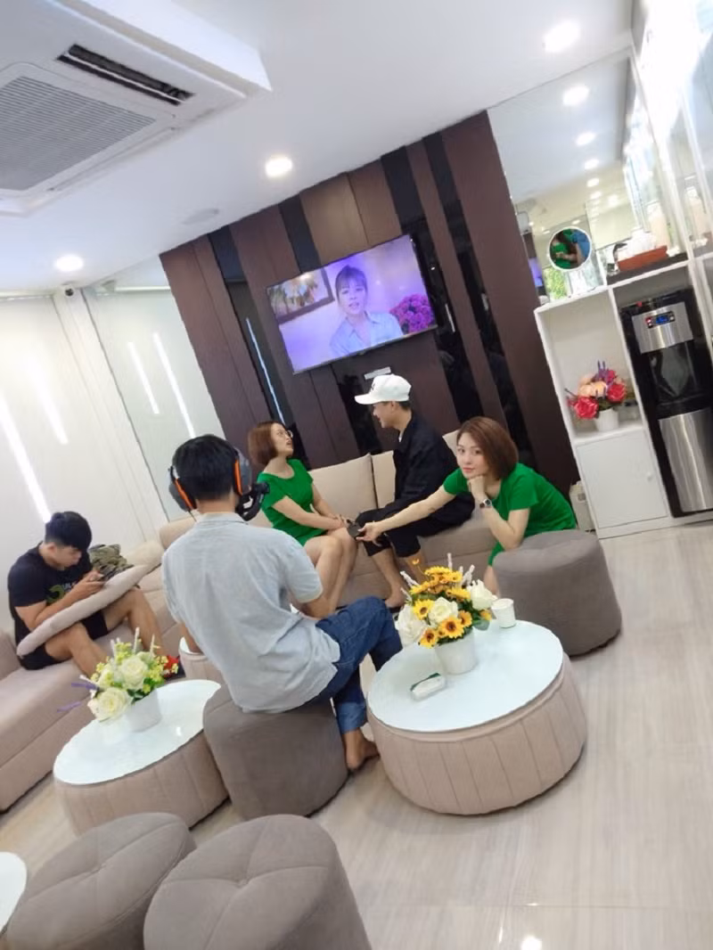 Mới đây, trên trang cá nhân của mình, hot girl World Cup - Đỗ Thị Trâm Anh cho đăng những hình ảnh cuộc sống của mình hiện tại trong vai trò là MC cho một thẩm mỹ viện nổi tiếng.