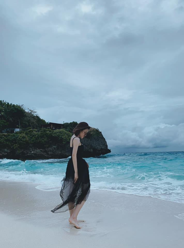 Giải đáp thắc mắc về câu hỏi này, Trâm Anh cho biết, cô hiện đang làm song song 2 công việc là MC và marketing cho thẩm mỹ viện. Thế nên, hot girl 9X không chỉ dẫn chương trình mà còn phải "take care" phần quay phim, chụp ảnh cho các khách hàng đến sử dụng dịch vụ.