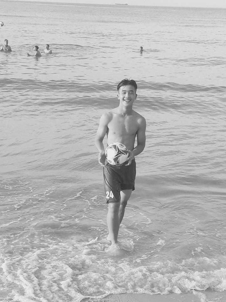 Thân hình săn chắc cùng gương mặt thư sinh đã giúp Danh Trung trở nên cực phẩm trong mắt các chị em.