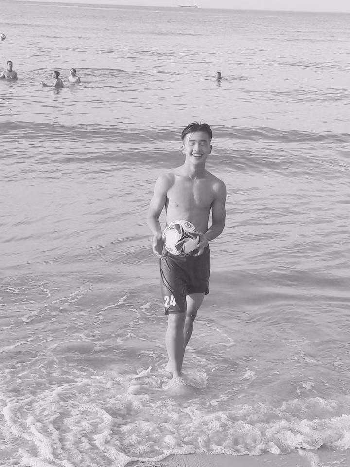 Thân hình săn chắc cùng gương mặt thư sinh đã giúp Danh Trung trở nên cực phẩm trong mắt các chị em.