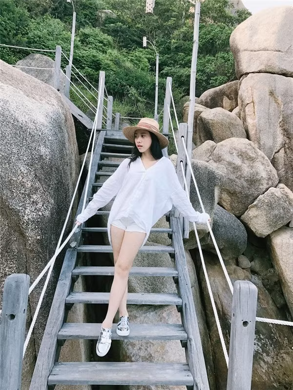 Hiện nay, ngoài việc học tập ở trường, cô còn rất thường xuyên tham gia các buổi chụp quảng cáo, thời trang và từng đóng quảng cáo truyền hình (TVC) với Trường Giang.