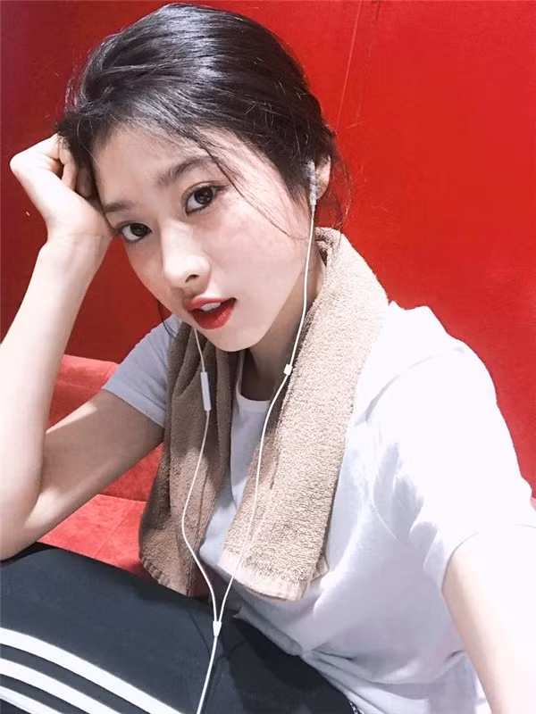 Không chỉ vậy, Ngọc San không ngại khoe những bức ảnh chụp cách đây nhiều năm của mình lên mạng, cho thấy nhan sắc kém xinh trước đây để mọi người bàn tán. Ảnh trong bài: Facebook nhân vật.