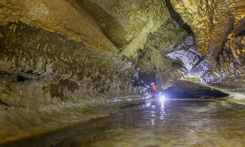 Thường trong quá trình thám hiểm hang động, đoàn sẽ ưu tiên đi những nhánh hang chính trước, hoặc đi theo nhánh hang có nước, đi hết nhánh trục chính rồi mới đến các nhánh phụ của hang. 2 nhánh hang phía trước đều to và có nước chảy, nên nhóm quyết định đi nhánh bên trái trước.