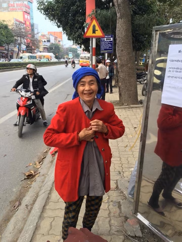 Trong tủ quần áo từ thiện này không phải là những đồ bỏ đi. Mà đa phần đó là những chiếc quần, áo mà những người cho rằng chúng không còn phù hợp với mình nữa hay ít khi dùng tới mang đến ủng hộ.