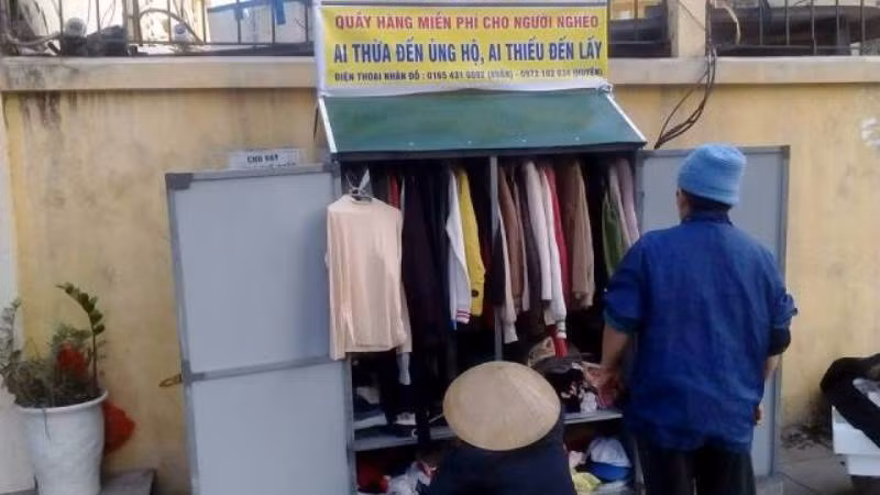 Tuy nhiên, thời gian gần đây, xuất hiện tình trạng những chủ buôn hàng thùng cũng lợi dụng những chiếc tủ quần áo miễn phí này để nhặt hết những chiếc quần áo đẹp về để kiếm lời.