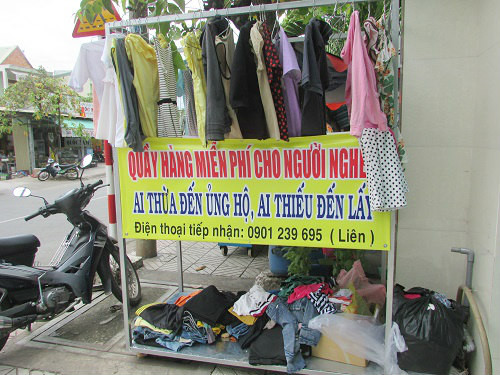 Không ít những địa điểm tủ quần áo miễn phí được lập ra và nhận được sự ủng hộ lớn của mọi tầng lớp xã hội.