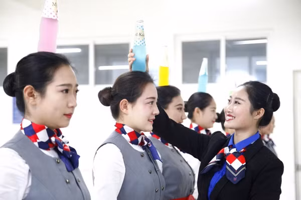Trước khi trở thành những tiếp viên hàng không chuyên nghiệp, các học viên phải trải qua các bài thử thách vô cùng khó về ngoại hình cũng như khả năng biểu cảm.