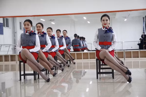 Mới đây, những hình ảnh của một lớp đào tạo tiếp viên hàng không tại Trung Quốc khiến nhiều người hiểu rõ hơn về những gian nan mà các trai xinh, gái đẹp làm công việc này phải trải qua.