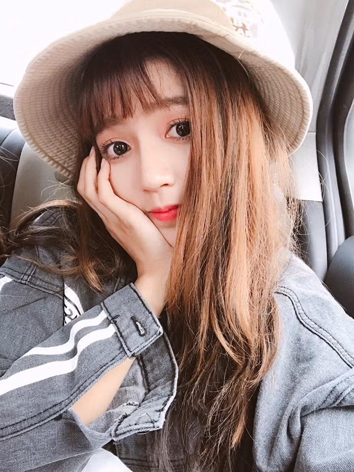 Sở hữu gương mặt đẹp, thanh tú, cộng thêm năng khiếu diễn xuất thiên bẩm, tự tin trước ống kính An Vy nhanh chóng trở thành người mẫu ảnh có tiếng tại Sài Gòn và nhận được rất nhiều lời mời cộng tác.