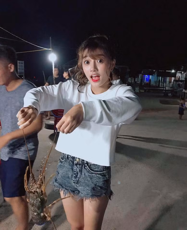 An Vy (tên thật là Nguyễn Thuý Vy) sinh năm 1998, hiện được biết đến như một người mẫu ảnh được rất nhiều bạn trẻ yêu mến tại Sài Gòn. Vừa qua cô bạn này còn gây ấn tượng mạnh mẽ khi lấn chân sang nghiệp diễn xuất trong seri phim hài "cơm nguội" của nhóm FAP TV.