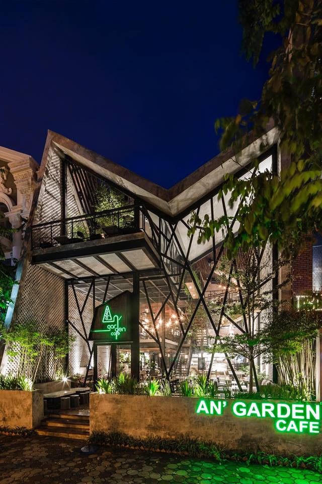 Với không gian 3 tầng cùng sân thượng rộng rãi nên đến đây, gần như không khó để tìm được chỗ ngồi ưng ý tại AN' Garden Coffee. Đặc biệt, ở không gian nào cũng thấy rất nhiều cây xanh, tiểu cảnh nên lại càng mang đến cho khách cảm giác dễ chịu, với người mê sống ảo, bối cảnh ở đây lại càng lý tưởng.