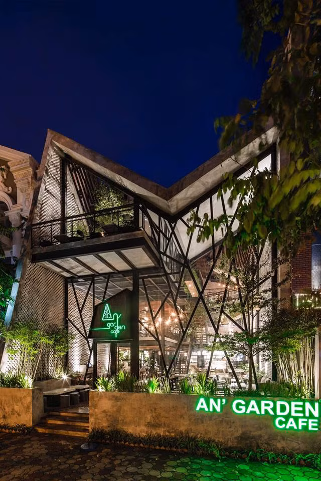 Với không gian 3 tầng cùng sân thượng rộng rãi nên đến đây, gần như không khó để tìm được chỗ ngồi ưng ý tại AN' Garden Coffee. Đặc biệt, ở không gian nào cũng thấy rất nhiều cây xanh, tiểu cảnh nên lại càng mang đến cho khách cảm giác dễ chịu, với người mê sống ảo, bối cảnh ở đây lại càng lý tưởng.