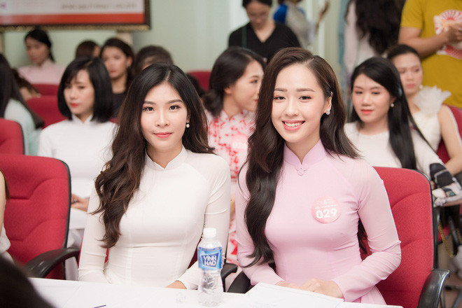 Mái tóc đen dài buông xõa với những lọn xoăn nhẹ giúp Hà My khoe tối đa vẻ cuốn hút từ gương mặt khả ái, phúc hậu.