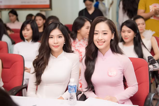 Mái tóc đen dài buông xõa với những lọn xoăn nhẹ giúp Hà My khoe tối đa vẻ cuốn hút từ gương mặt khả ái, phúc hậu.