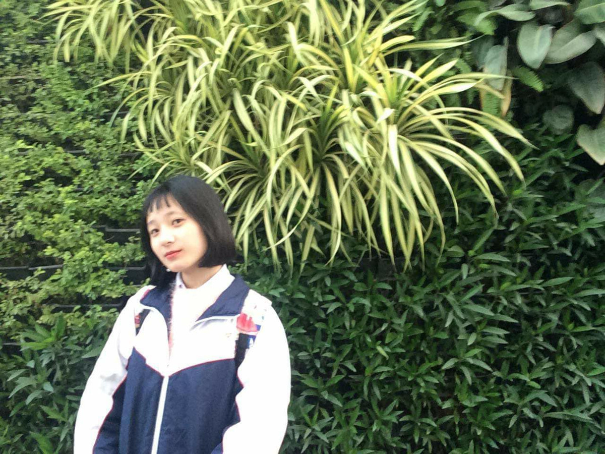 Biểu cảm như sắp khóc đến nơi của Trà My khiến dân mạng vừa đồng cảm vừa thương. Là con gái, chắc có lẽ ai cũng hiểu được cái cảm giác của nữ sinh 10X này nhưng chỉ biết gửi những lời động viên, an ủi.