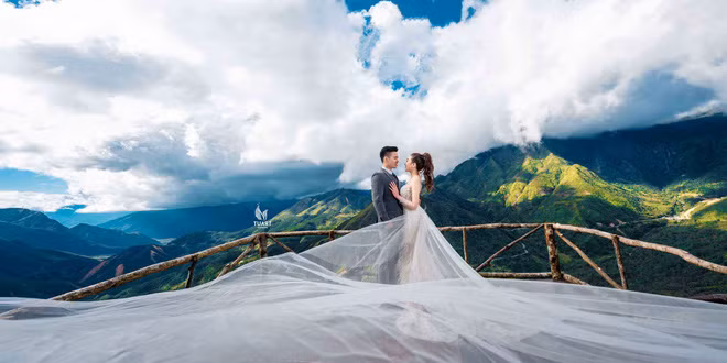 Loạt ảnh cưới lung linh của cặp đôi có đám cưới xa xỉ ở Nam Định cũng khiến dân tình xuýt xoa trước nhan sắc thanh tú và trong sáng của cô dâu.