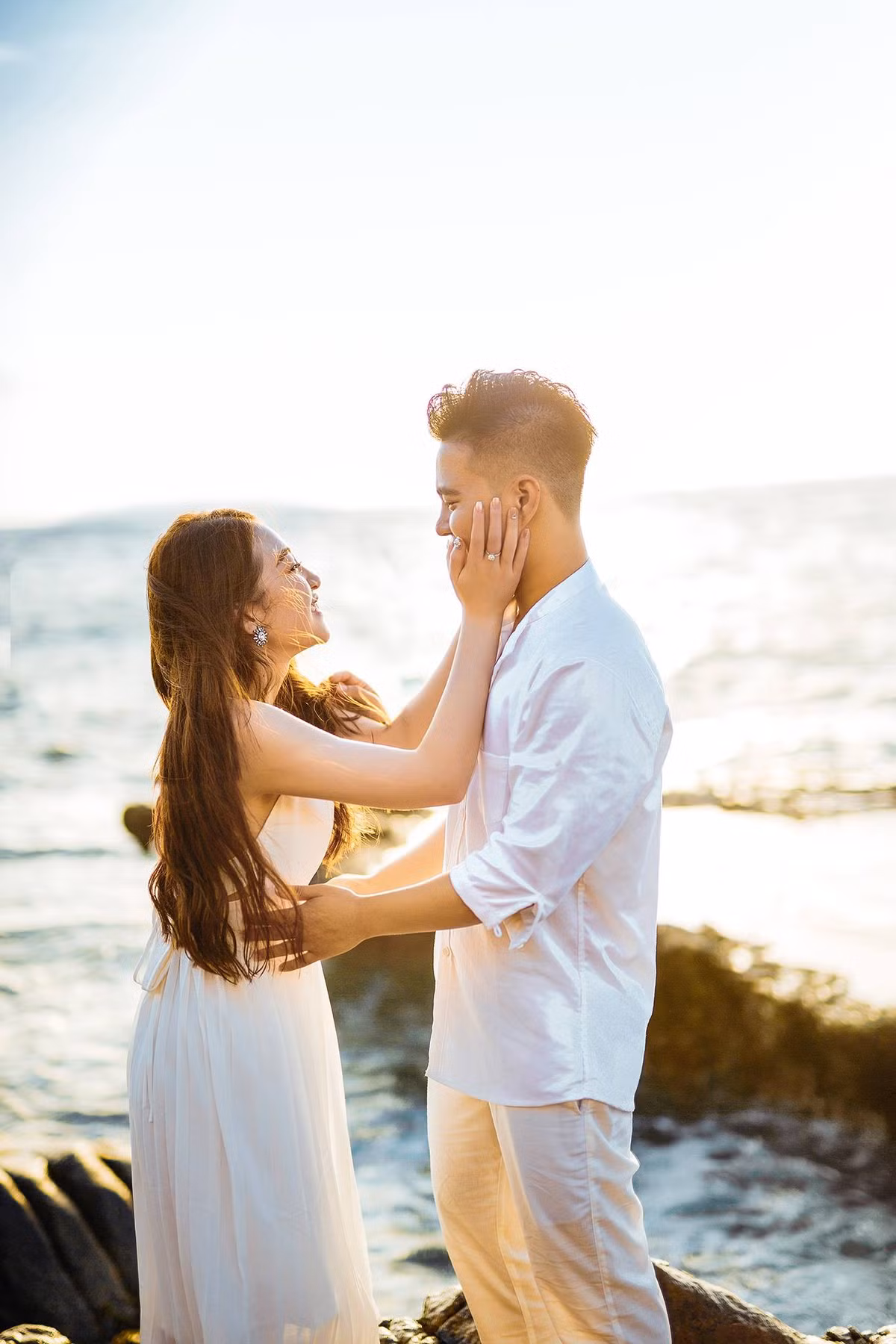 Ngay sau khi những hình ảnh của cô dâu Nam Định với đám cưới khủng được đăng tải đã ngay lập tức chiếm sóng MXH và bộ ảnh cưới của cặp đôi cô dâu, chú rể này cũng đã được chia sẻ công khai.