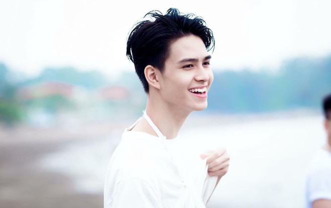 Sau khi bất ngờ nổi tiếng, Gia Huy cho biết bản thân cảm thấy khá bất ngờ vì hình ảnh mình lại được nhiều người quan tâm đến vậy. Hình ảnh được ghi lại trong buổi chụp hình kỷ yếu trước khi tốt nghiệp cấp 3 của lớp Gia Huy cách đây gần nửa tháng.