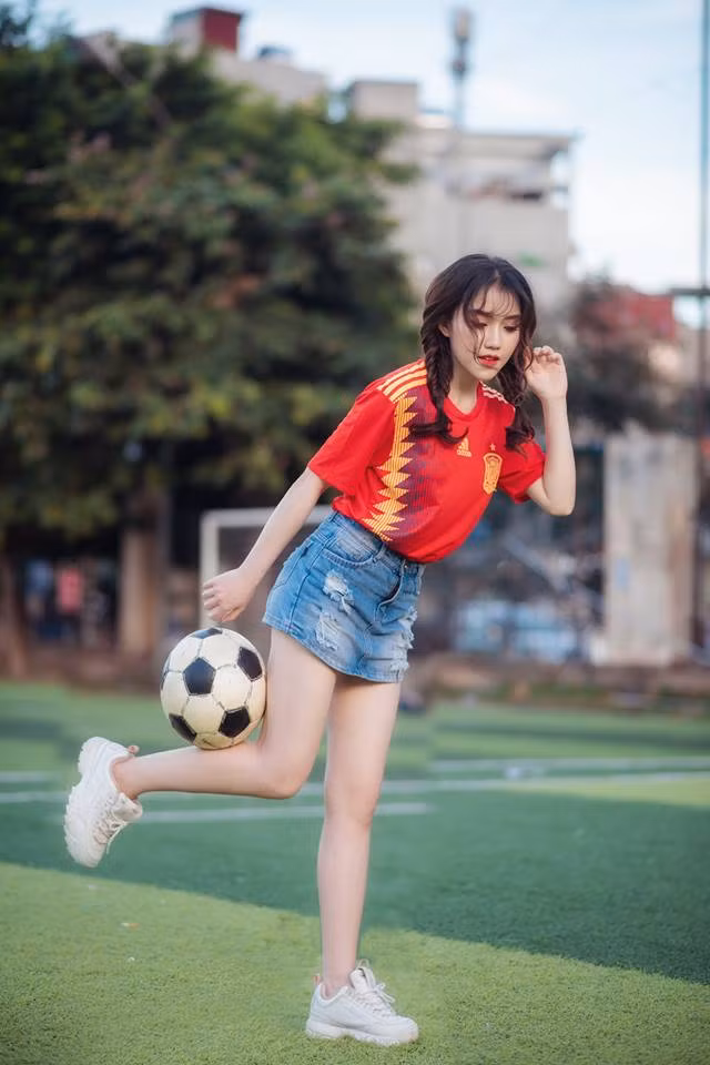 Dự đoán về ngôi vương năm nay tại giải vô địch World Cup 2018, Thùy Dung thẳng thắn chia sẻ rằng cô mong đội bóng yêu thích của mình vô địch và những cầu thủ sẽ thi đấu với 200% sức lực để mang đến những trận đấu đẹp mắt phục vụ khán giả trên khắp thế giới.