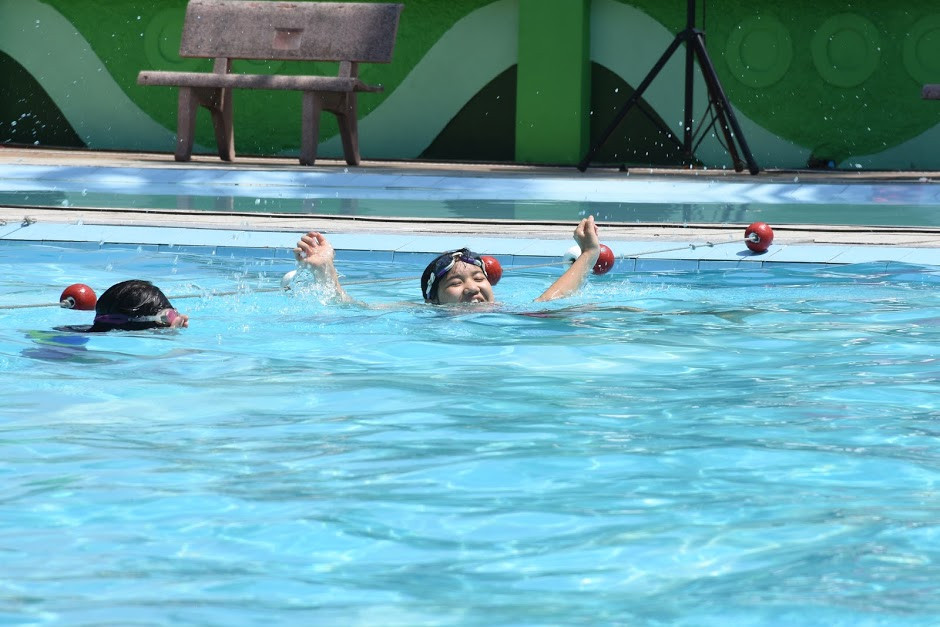 Những bài tập như "ném vật nổi cứu hộ", "dùng vật nổi cứu hộ", "dùng dây thừng cứu hộ" hay "tiếp sức cứu hộ" được các bạn trẻ thực hành khá nghiêm túc với độ an toàn cao ngay trong quá trình vừa học và thực hiện từng động tác.