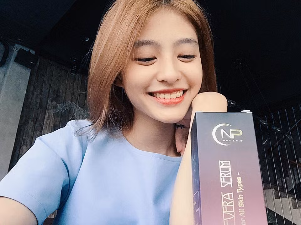 Minh Ngọc có khuôn mặt rất giống hot girl Khả Ngân. Đặt ảnh hai cô gái cạnh nhau, có thể thấy họ đều có đường cằm V-line cực chuẩn, khuôn miệng và nụ cười xinh xắn giống hệt nhau.