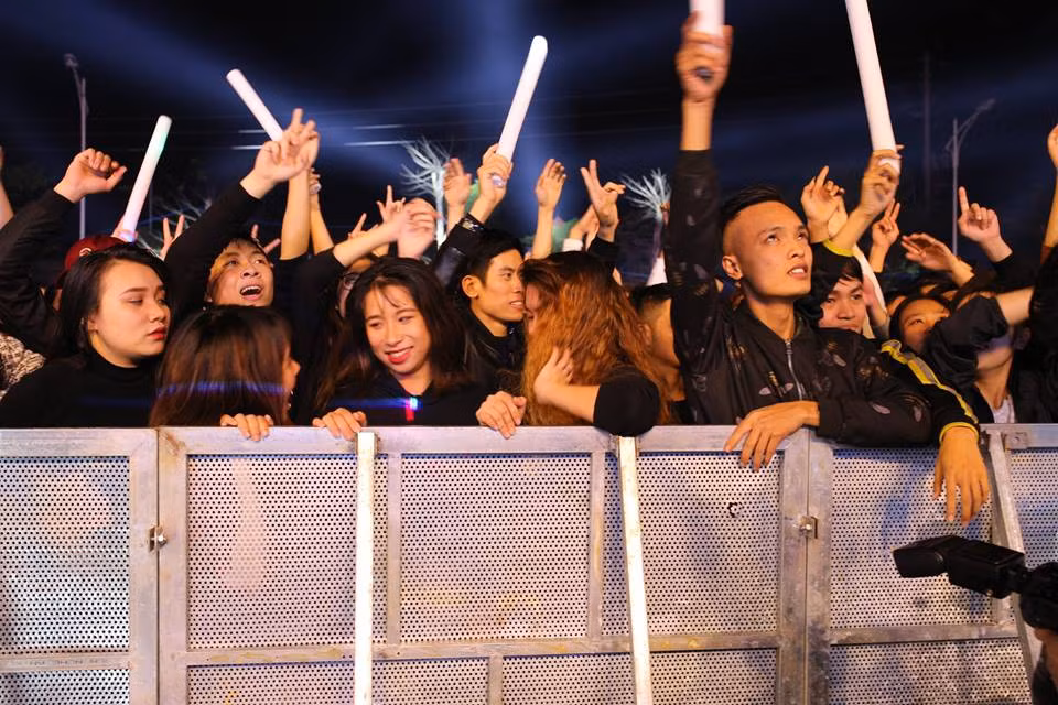 Trên fanpage Nghệ An hay Songlamplus, các bạn trẻ Nghệ An đã liên tục rủ nhau tham gia vào sự kiện đón năm mới có "1-0-2" này tại Quảng trường Hồ Chí Minh. Nickname Nguyen Thi Minh Thu chia sẻ: "chuẩn bị tinh thần thôi các Raver (người tham gia lễ hội), sau party Giáng sinh lại đến Countdown cuối năm, còn gì tuyệt vời hơn".